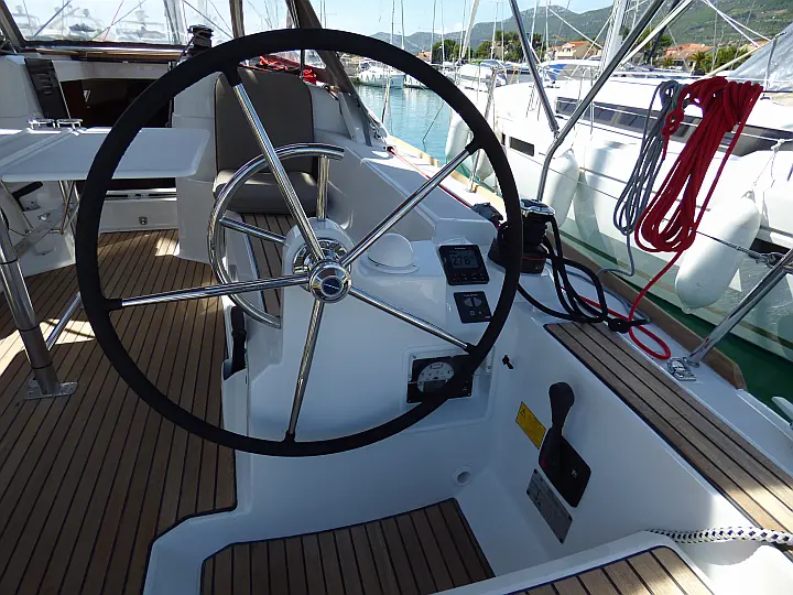 Sun Odyssey 389 - 