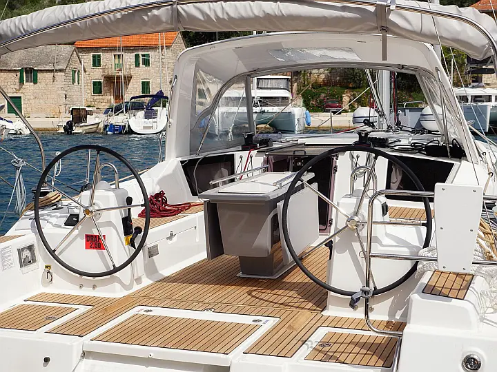 Oceanis 41.1 - Exterior - deck (photo taken 2019)