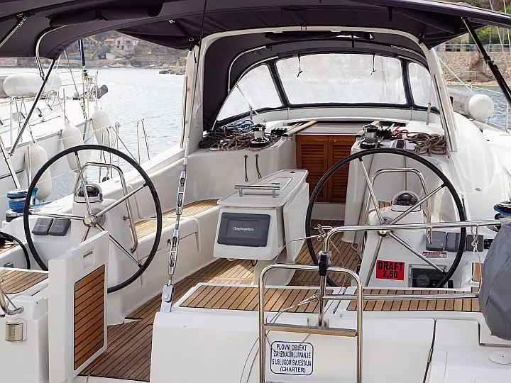 Oceanis 50 Family - Exterior - deck (photo taken 2019)