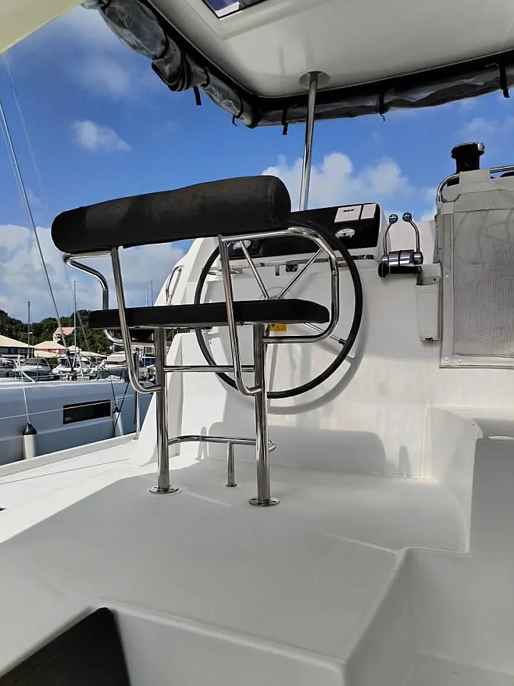 Lagoon 42 - Helmstation 1