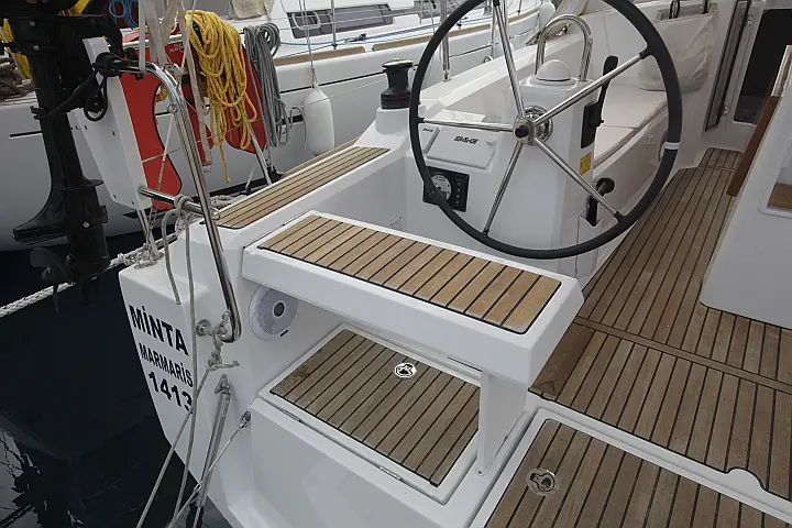 Oceanis 35 - Helmsman Seat