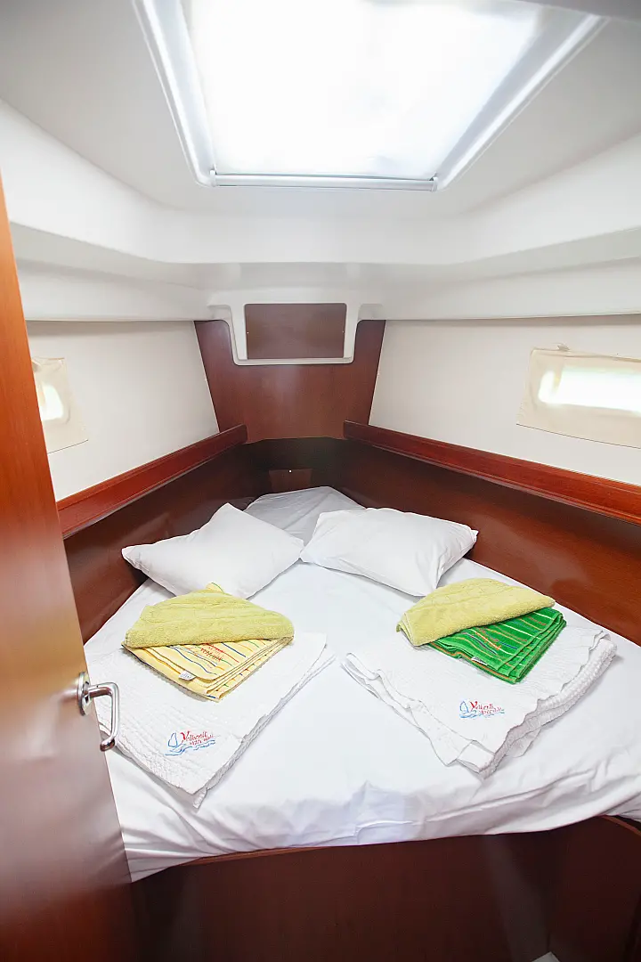 Oceanis 373 - Front Cabin