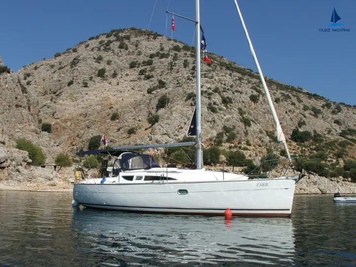 Sun Odyssey 32 - Zarif at Anchor