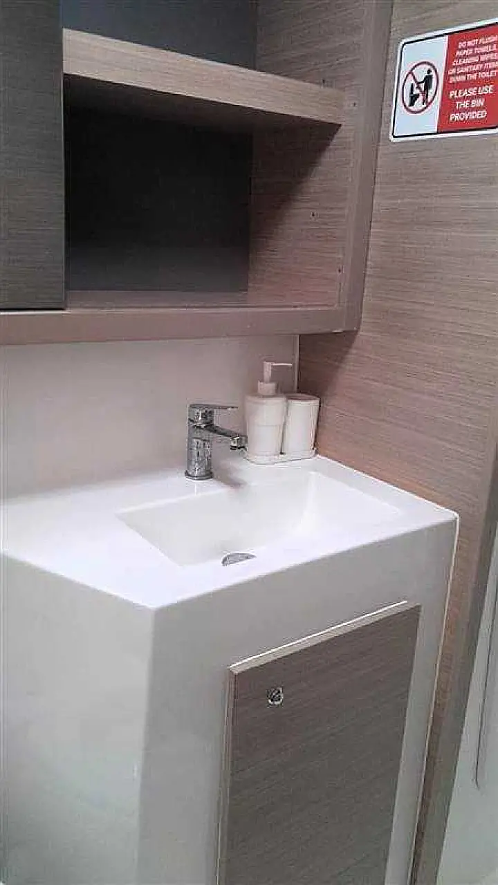 Lagoon 42 - WC