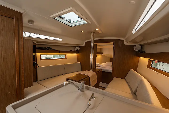 Oceanis 34.1 - Dinette