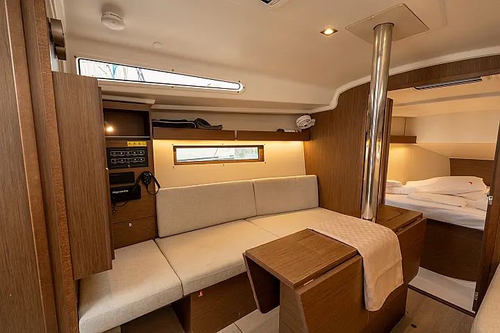 Oceanis 34.1 - Dinette