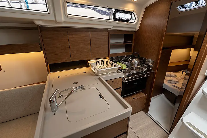 Oceanis 34.1 - Kitchen