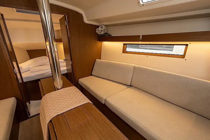 Oceanis 34.1 - Dinette