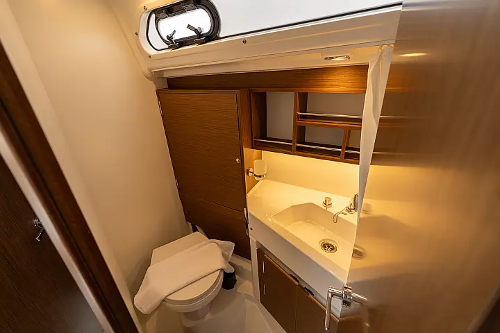 Oceanis 34.1 - Toilet