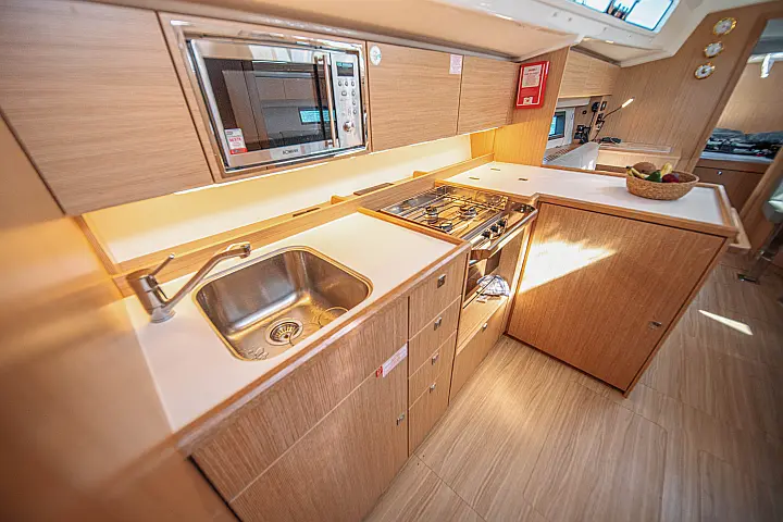 Bavaria C42 - 