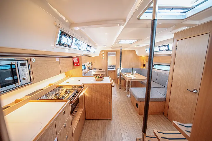 Bavaria C42 - 