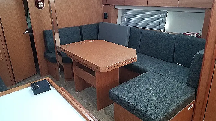 Bavaria C42 - 