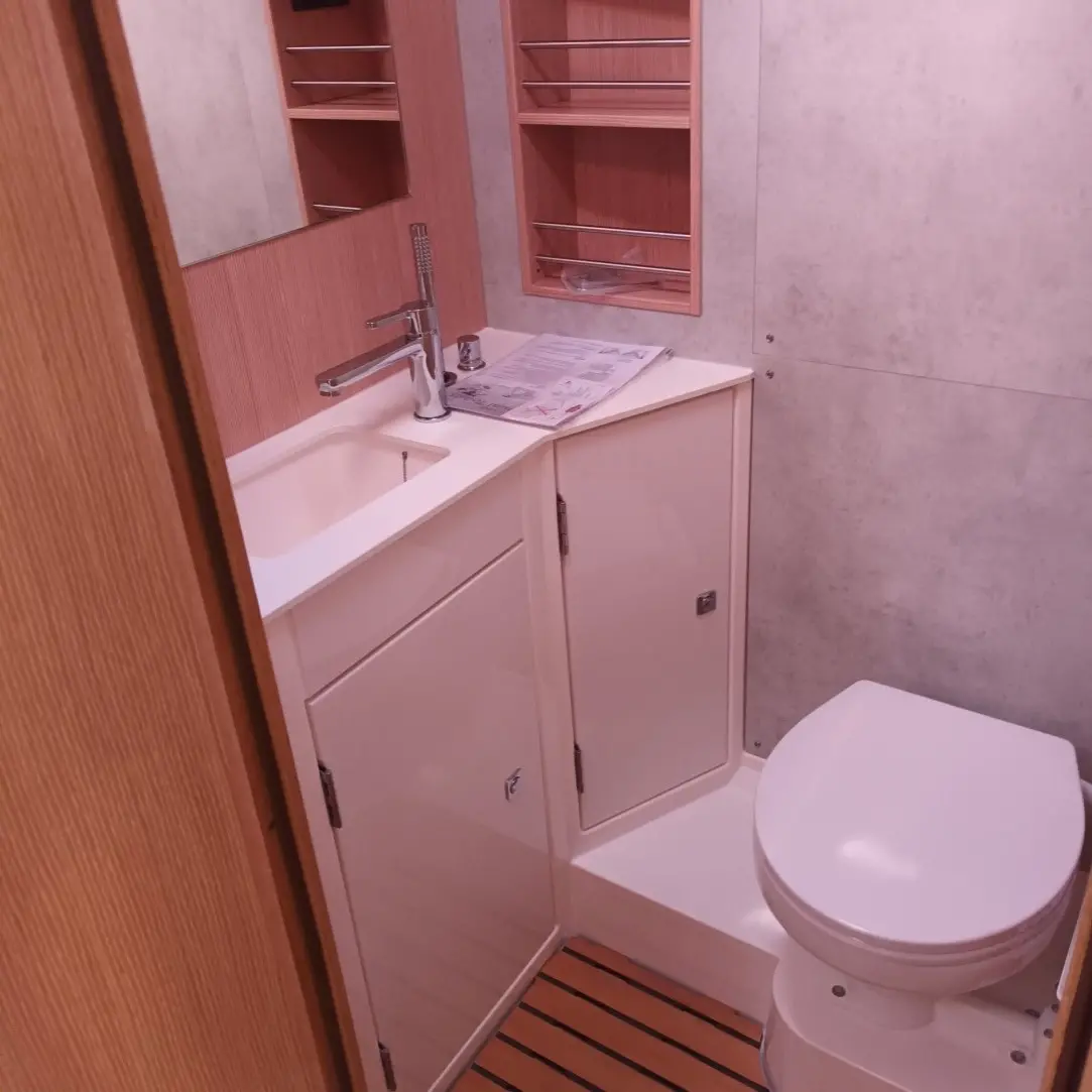 Bavaria C42 - 