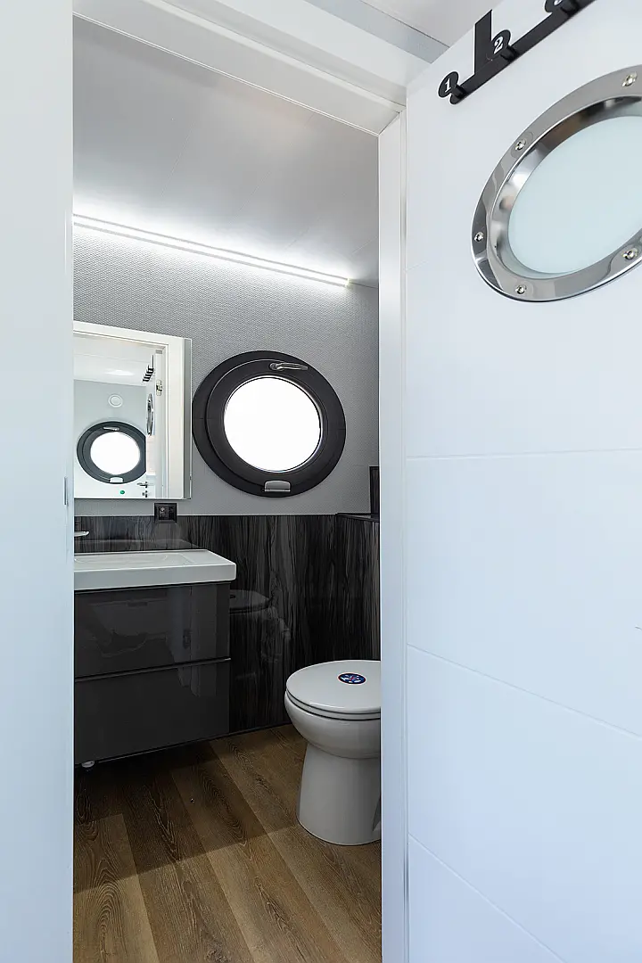 Houseboat (La mare M) - 