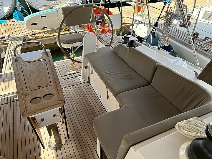 Bavaria C42 - 