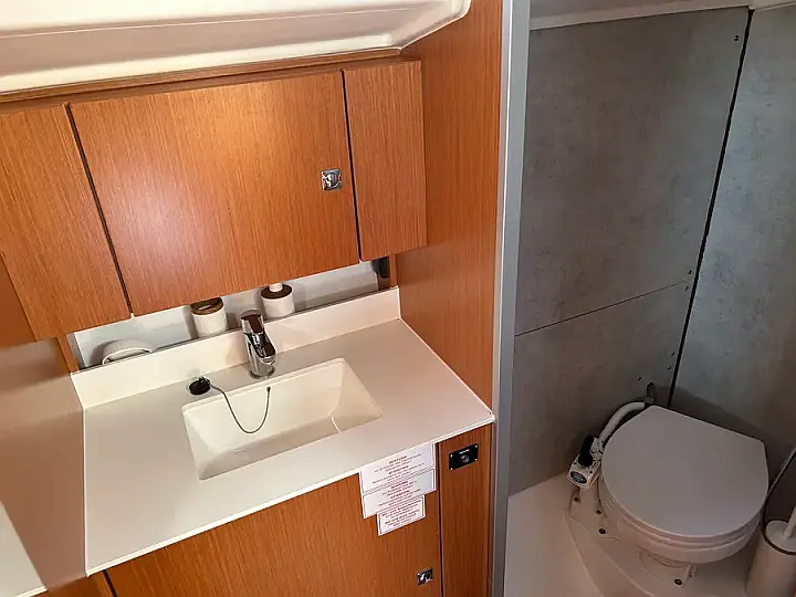 Bavaria C42 - 