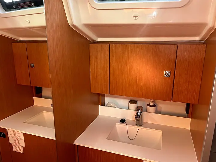 Bavaria C42 - 
