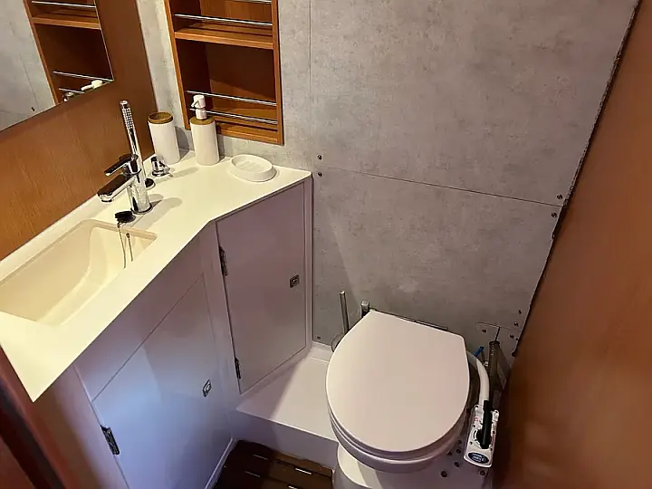 Bavaria C42 - 