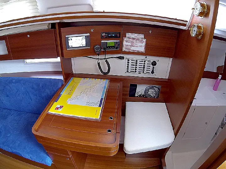 Dufour 335 GL - Dufour 335 GL navigation table