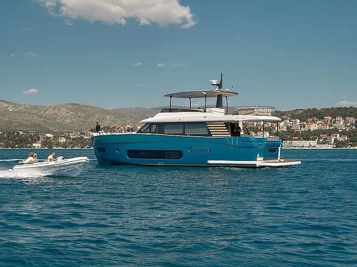 Azimut Magellano 66 - bok folija