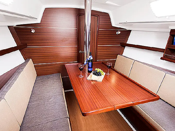 Delphia 31 - interior