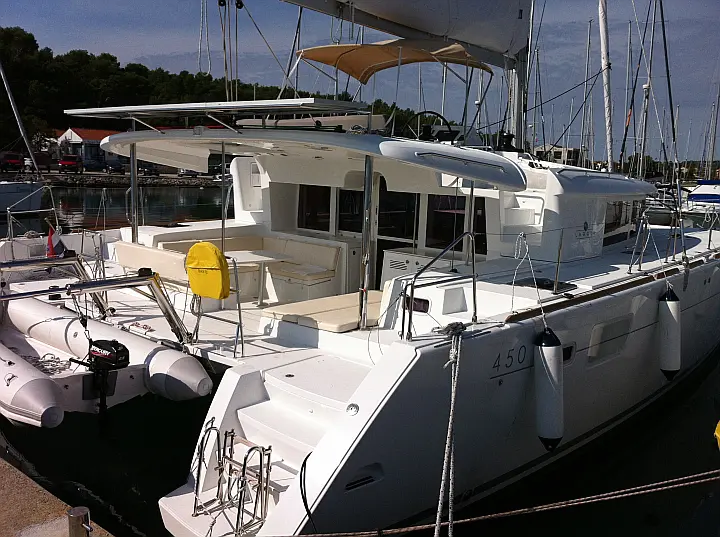 Lagoon 450 - photo