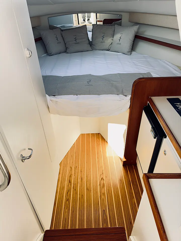 Tiara 2900 Coronet  - 