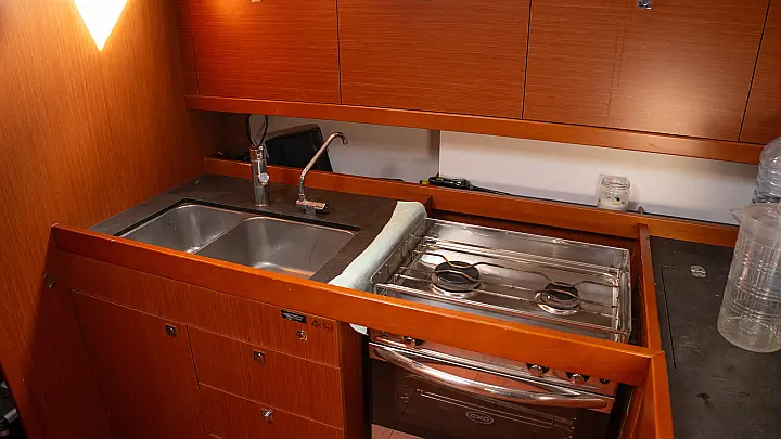 Oceanis 45 - Kitchen