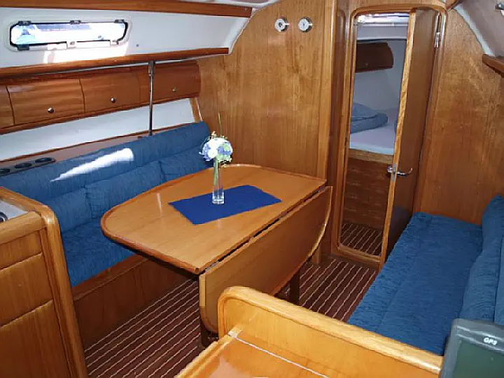 Bavaria 32 - interior