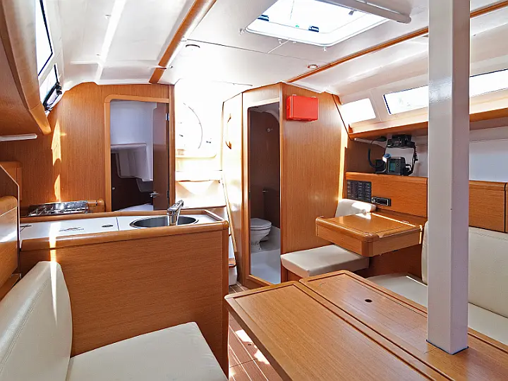 Sun Odyssey 33i - interior