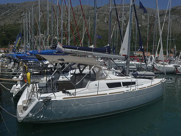 Sun Odyssey 33i - exterior