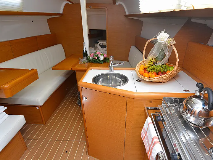 Sun Odyssey 33i - interior