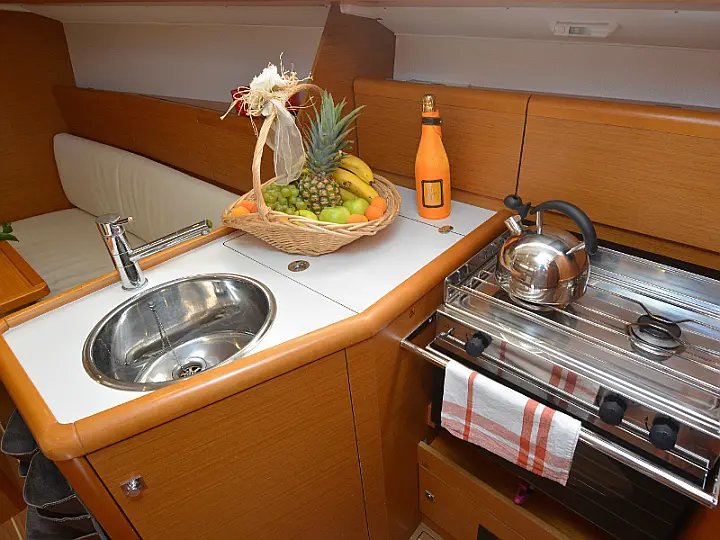 Sun Odyssey 33i - interior