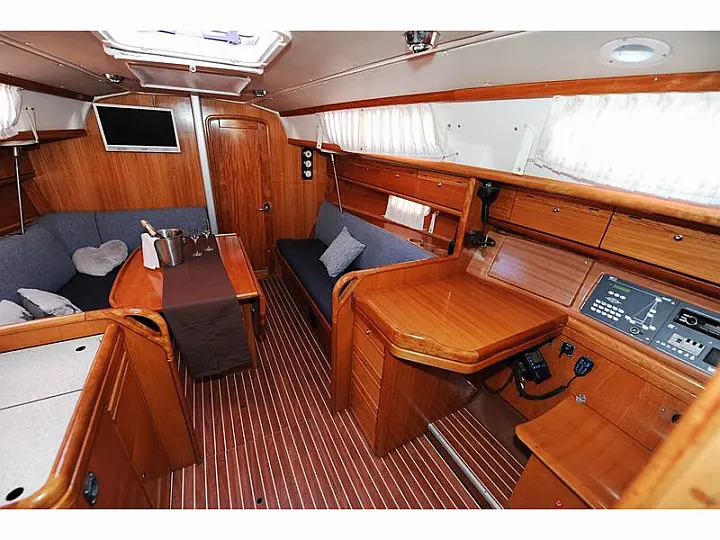 Bavaria 34 Cruiser - interior