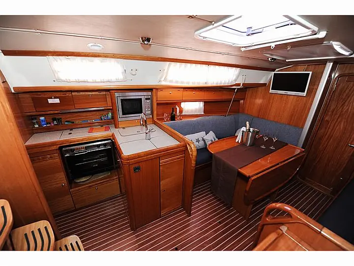 Bavaria 34 Cruiser - interior