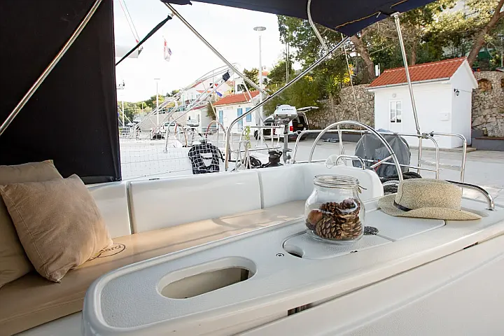 Beneteau Cyclades 39.3 - Exterior - deck (photo taken 2019)
