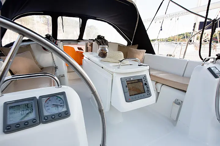 Beneteau Cyclades 39.3 - Exterior - cockpit (photo taken 2019)