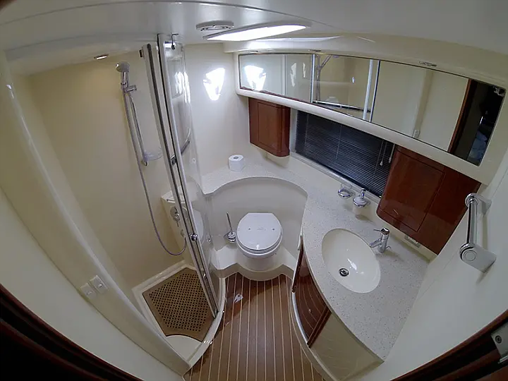 Fairline Phantom 50 - Bathrooom