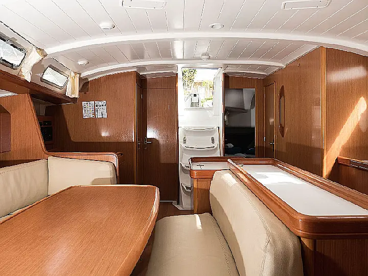 Beneteau Cyclades 50.5 - Interior - saloon (photo taken 2019)