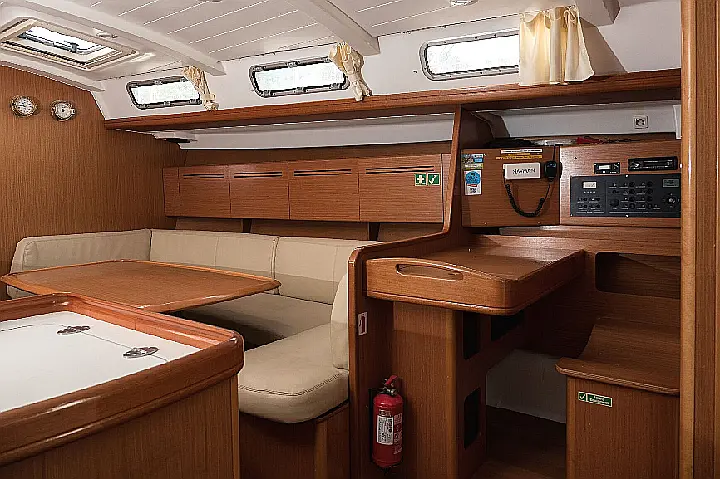 Beneteau Cyclades 50.5 - Interior - saloon (photo taken 2019)