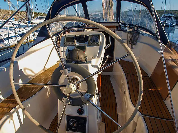 Bavaria 32 - exterior