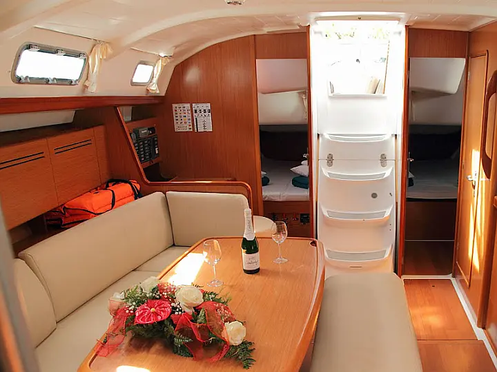 Beneteau Cyclades 43.4 - Interior - saloon (photo taken 2019)